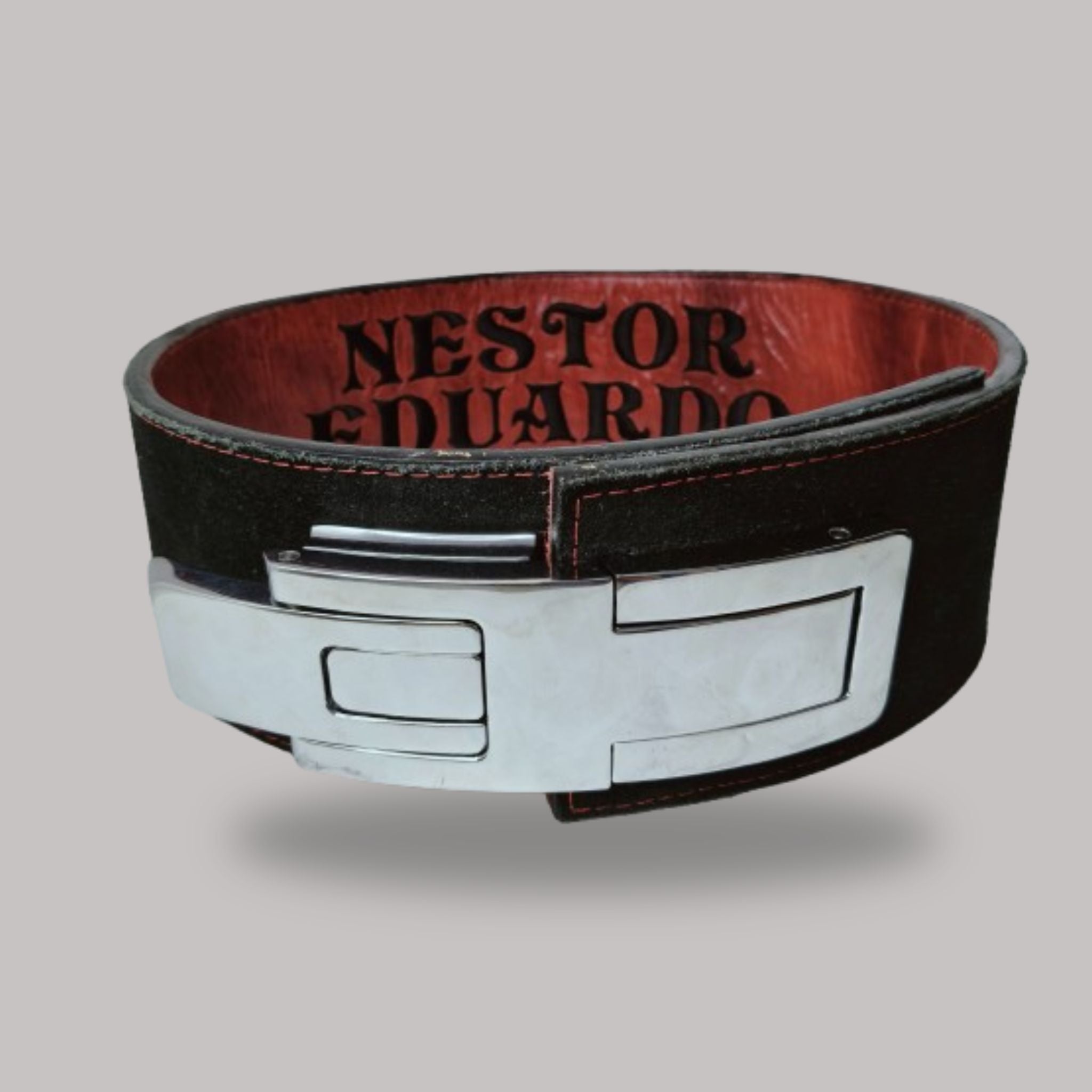 Cinturones personalizados de entrenamiento y powerlifting de El Cuartel, fabricados en cuero premium, con envío disponible a Estados Unidos, Australia y Colombia. Diseños únicos para atletas que entrenan con fuerza y estilo.